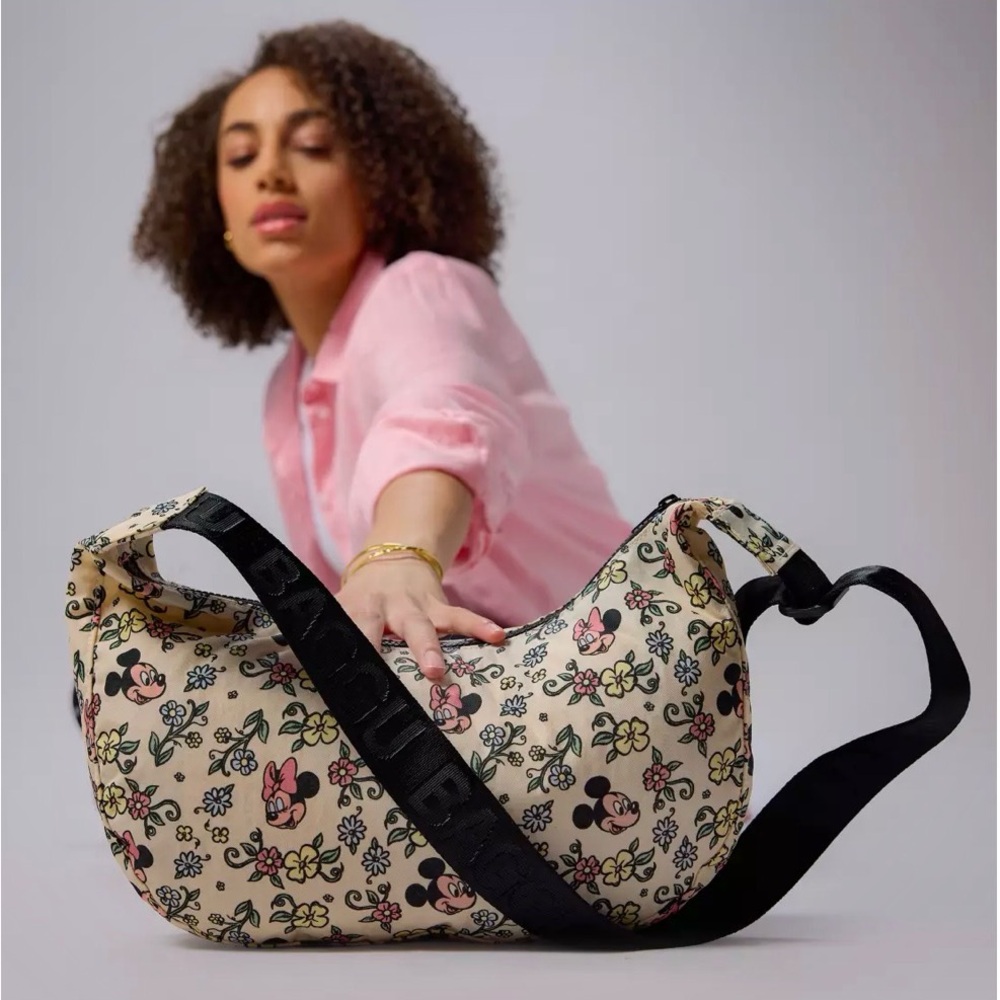 Baggu Disney Medium Nylon Crescent Bag  Mickey Minnie Storybrook Floral- NWT - Picture 3 of 6